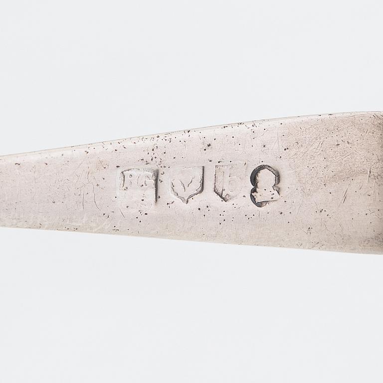 Parti bordssilver, 8 delar, sterlingsilver, England 1885-1909 och Edinburg 1807.