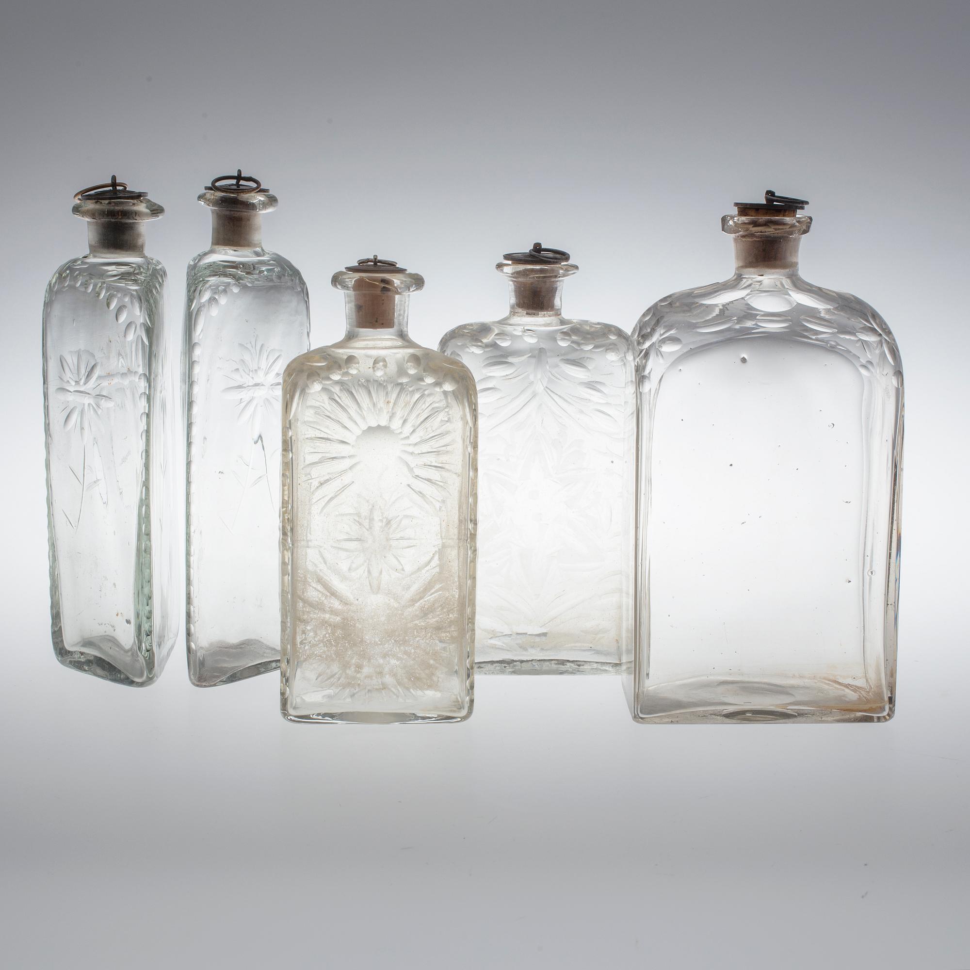BRÄNNVINSFLASKOR, 5 st. Glas. 1800-tal.