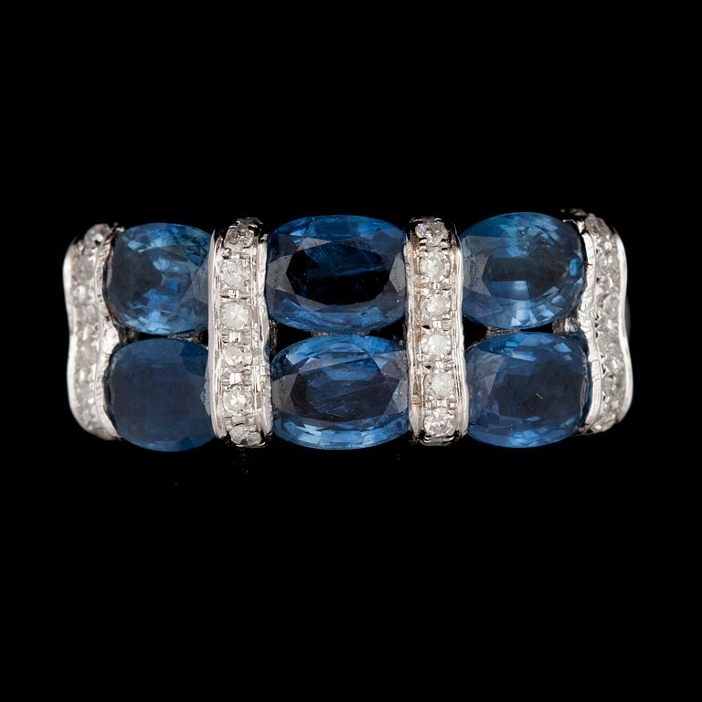 RING, 18K vitguld med 6 ovala blå safirer tot ca 2,45ct samt små briljantslipade diamanter. Vikt ca 4g.