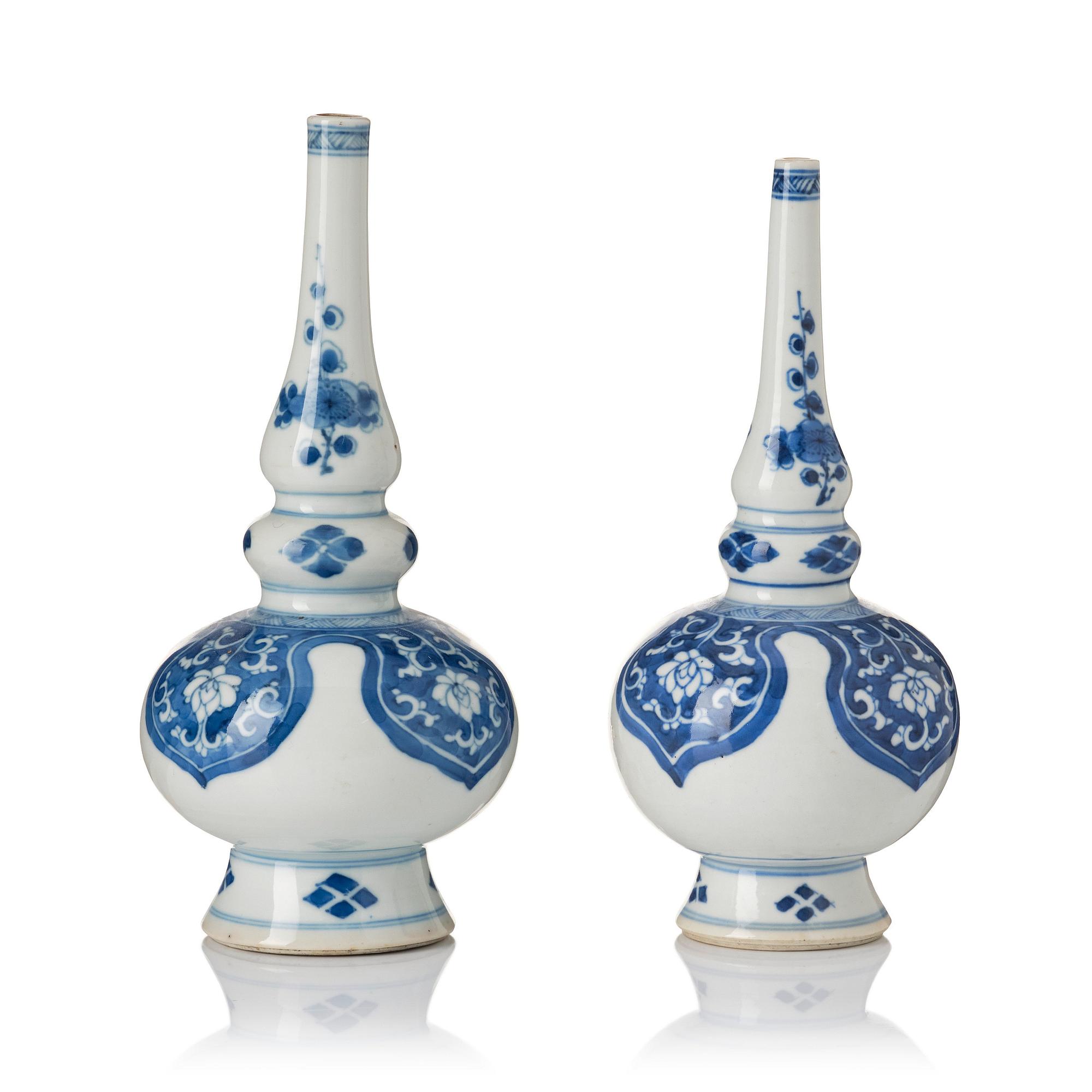 Two blue and white rose water sprinklers/vases, Qing dynasty, Kangxi (1662-1722).