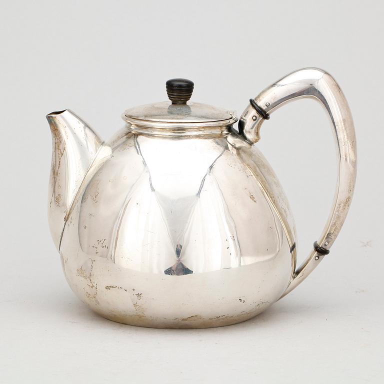 TEKANNA, silver, Michelsen, Stockholm 1949. Vikt ca 570 gram.