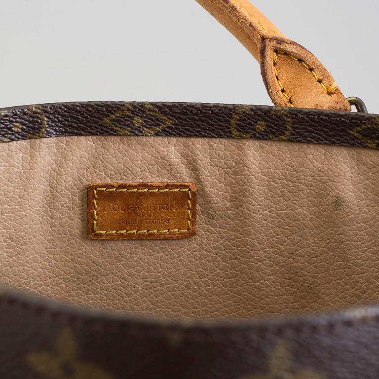 a Louis Vuitton 'Sac Plât' bag.