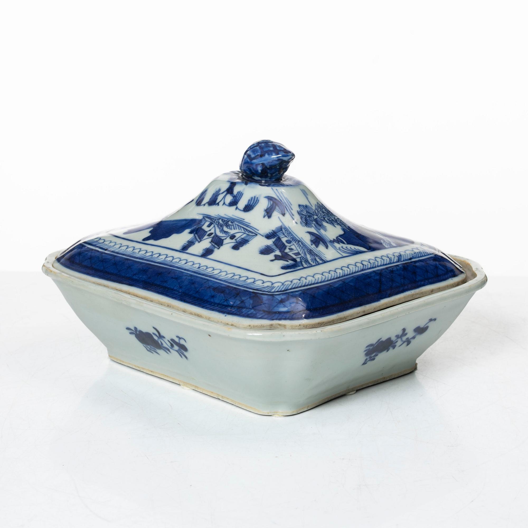 Terrin med lock, porslin Kina 1800-tal.