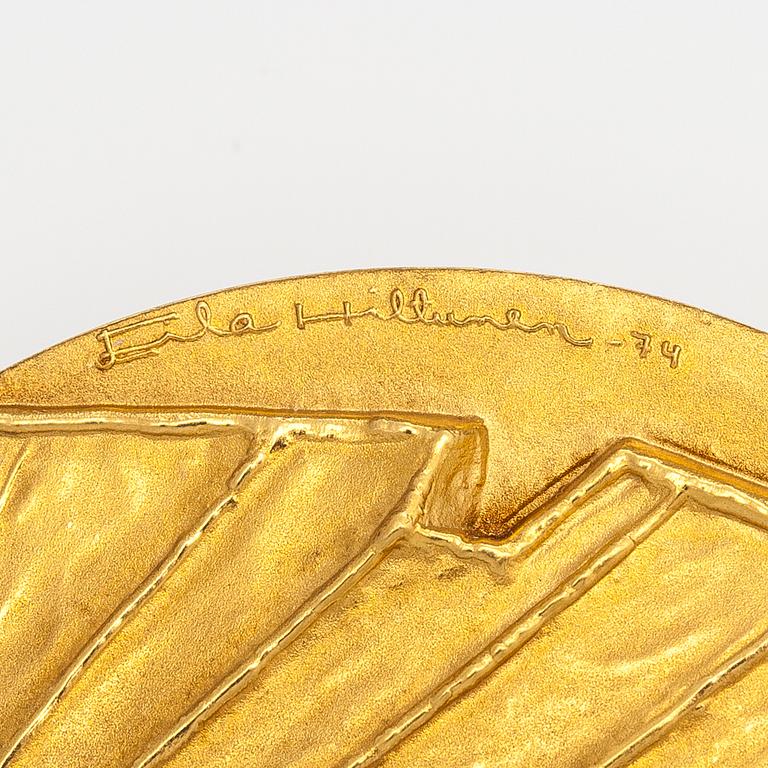 An 18K gold medal Alvar Aalto Finlandia. Designed by Eila Hiltunen. Kultateollisuus, Turku 1974. Numbered 3.