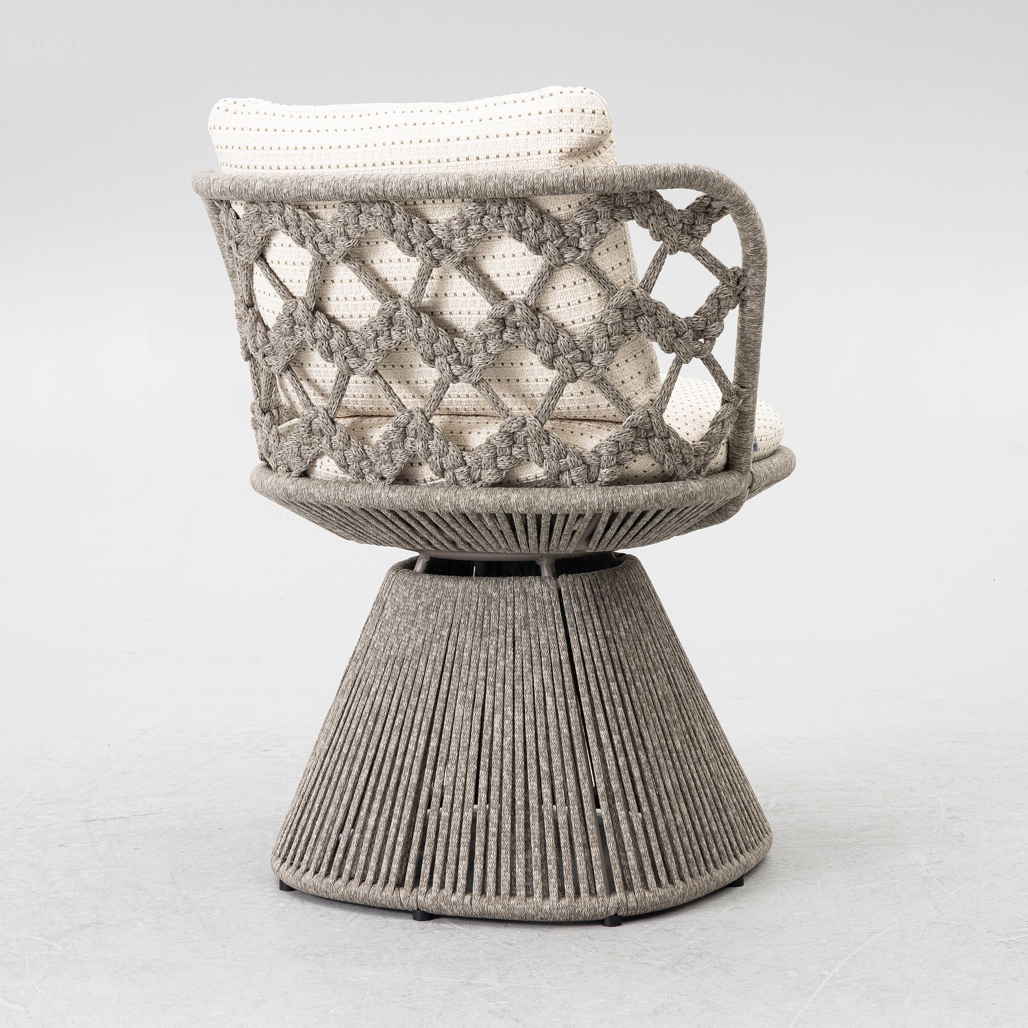 Monica Armani, six outdoor 'Flair O' ' B&B Italia.