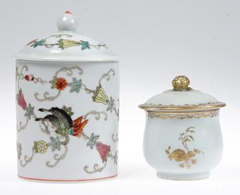 CREMEKOPP samt MUGG med LOCK, porslin, Kina, 1700-tal resp 1900-tal.