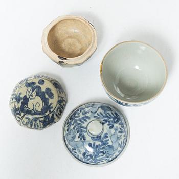 Two Chinese blue and white porcelain boxes, Ming dynasty.