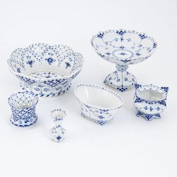 Kaffeservis, porslin, 49 delar, 'Musselmalet', helblonde samt halvblonde, Royal Copenhagen.