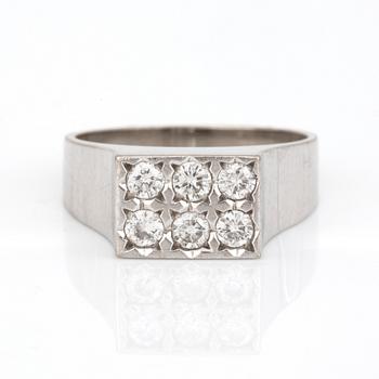 RING. 18 k vitguld. 6 x ca 0,06 ct, 1/81. Totalvikt ca 6 g.