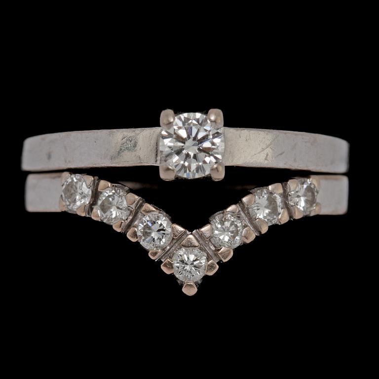 RINGAR, 2 st, 18k vitguld med briljantslipade diamanter, tot 0.53 ct, 1900-tal. Vikt 6 g.