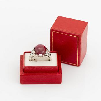 Ring 18K vitguld med en cabochonslipad rubin samt runda briljant-, åttkant- och baguetteslipade diamanter.