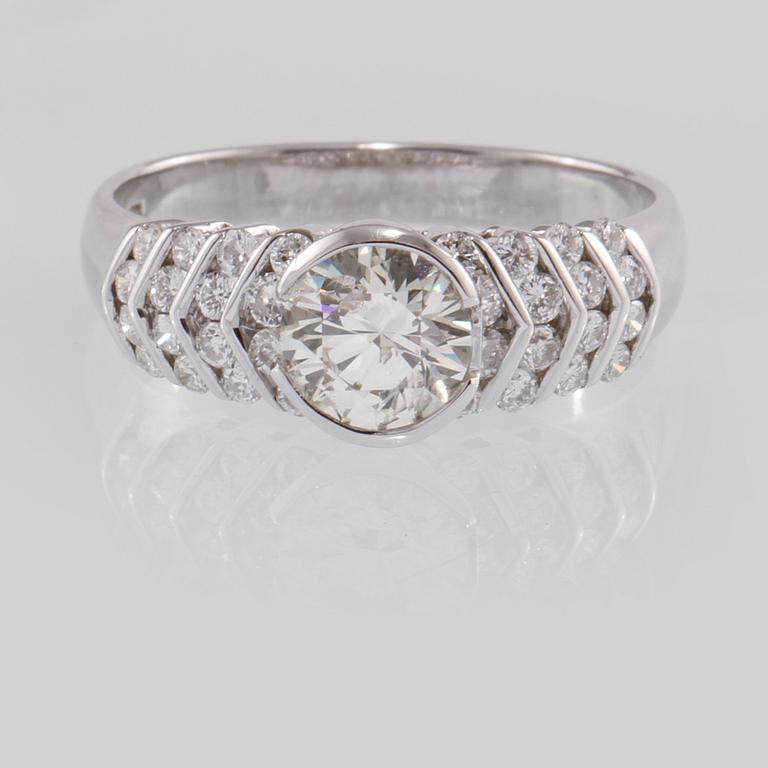 RING, 18k vitguld med briljantslipad diamant ca 0.95 ct samt 32 små briljantslipade diamanter. Vikt 4 g.