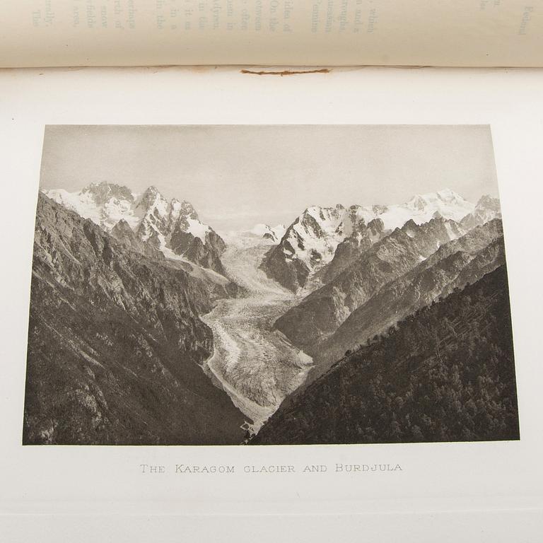 Freshfield, Douglas W.: The Exploration of the Caucasus. Förstaupplaga 1896. 2 band. Fotograf Vittorio Sella.