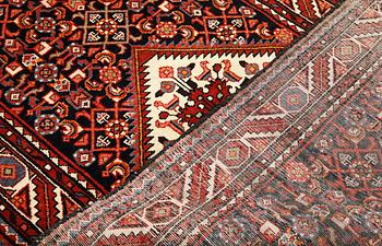 A Hamadan carpet, ca 325 x 115 cm.