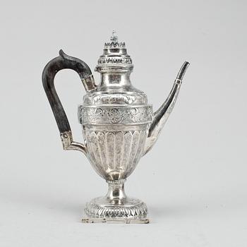 CHOKLADKANNA, silver, sannolikt John Langlands, Newcastle, 1757/58. Vikt 285 gram.