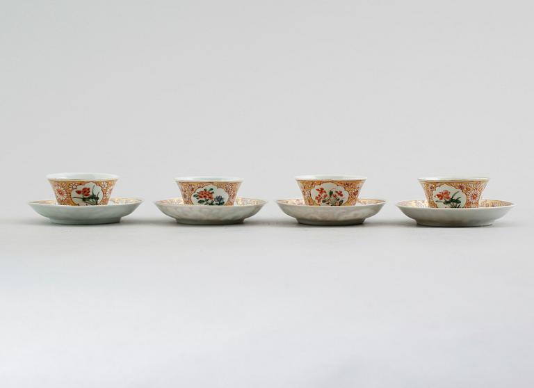 TESKÅLAR med FAT, 12  stycken, kompaniporslin. Kina, Qing dynastin, 1700-tal.