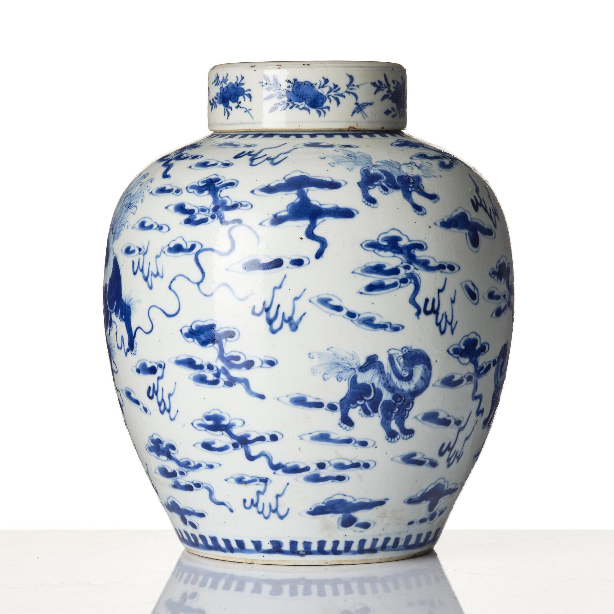 A blue and white jar with cover, Qing dynasty, 19th century.