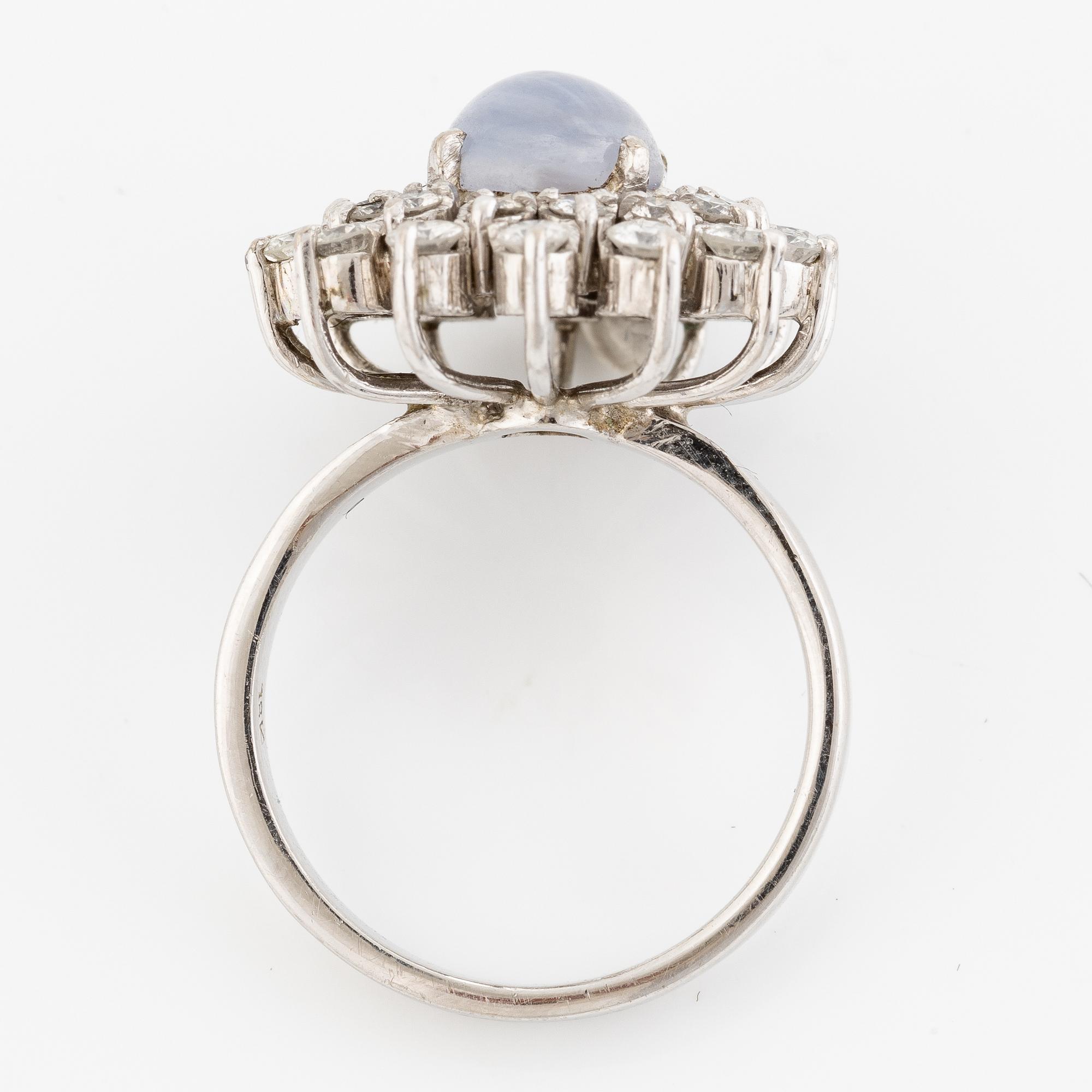 Ring, 18K vitguld med cabochonslipad stjärnsafir och briljantslipade diamanter.