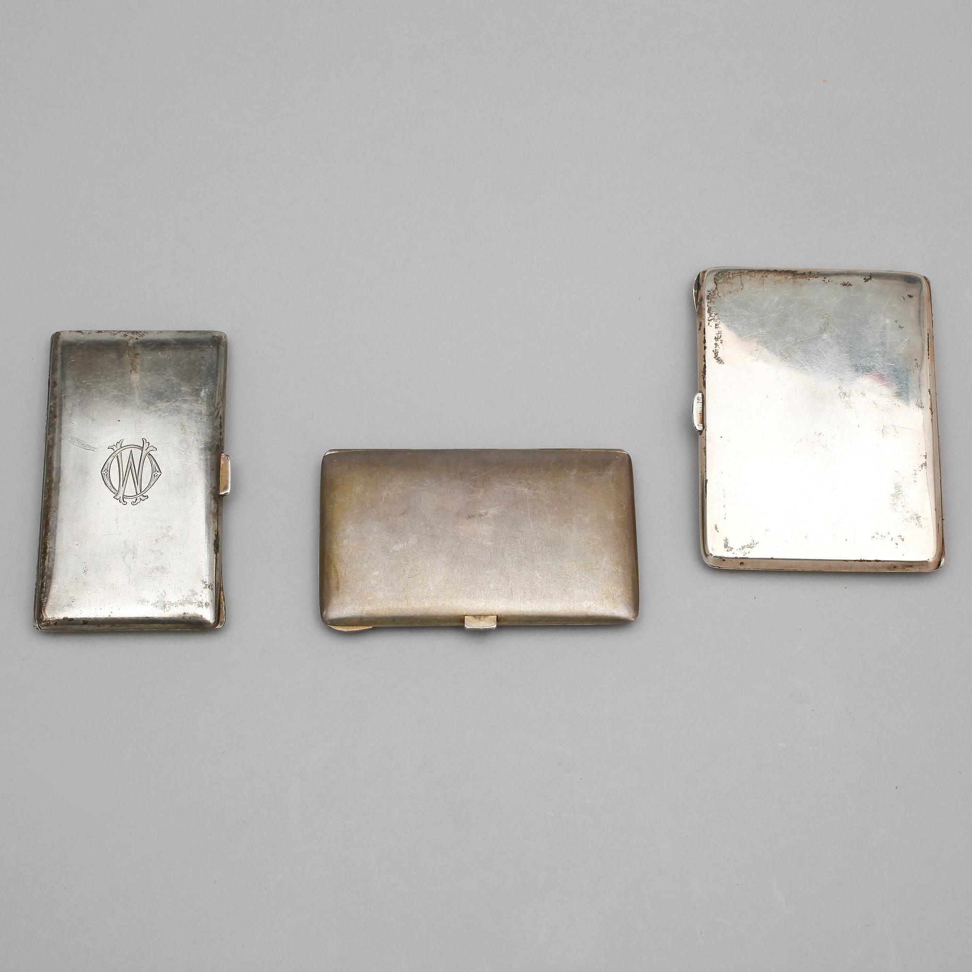 CIGARETTETUIER, 3 st, silver samt emalj Tyskland, 1900-tal. Totalvikt ca 288 gram.