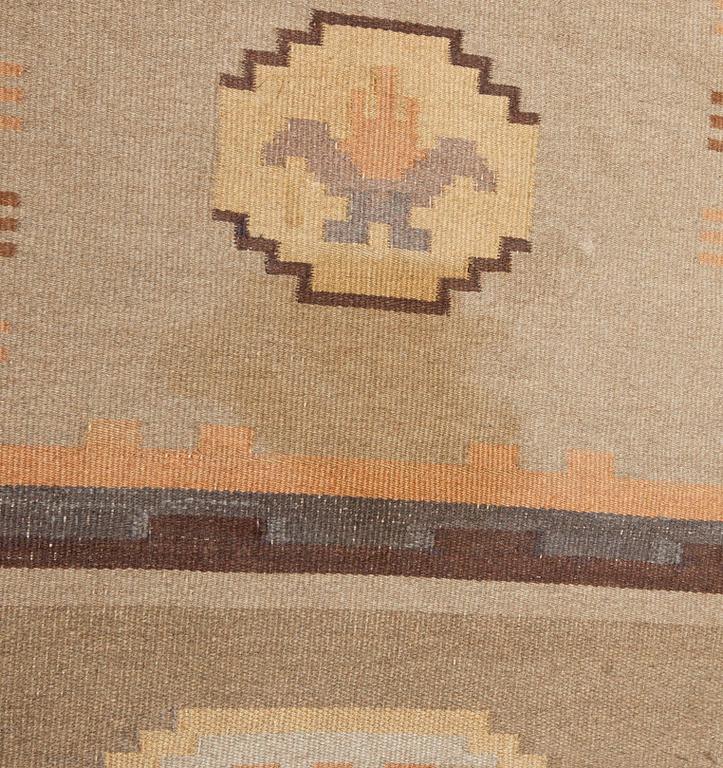 A Finnish flat weave carpet. Circa 405x285 cm.