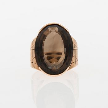 RING, fasettslipad rökkvarts, 14K guld, Helsingfors 1958.