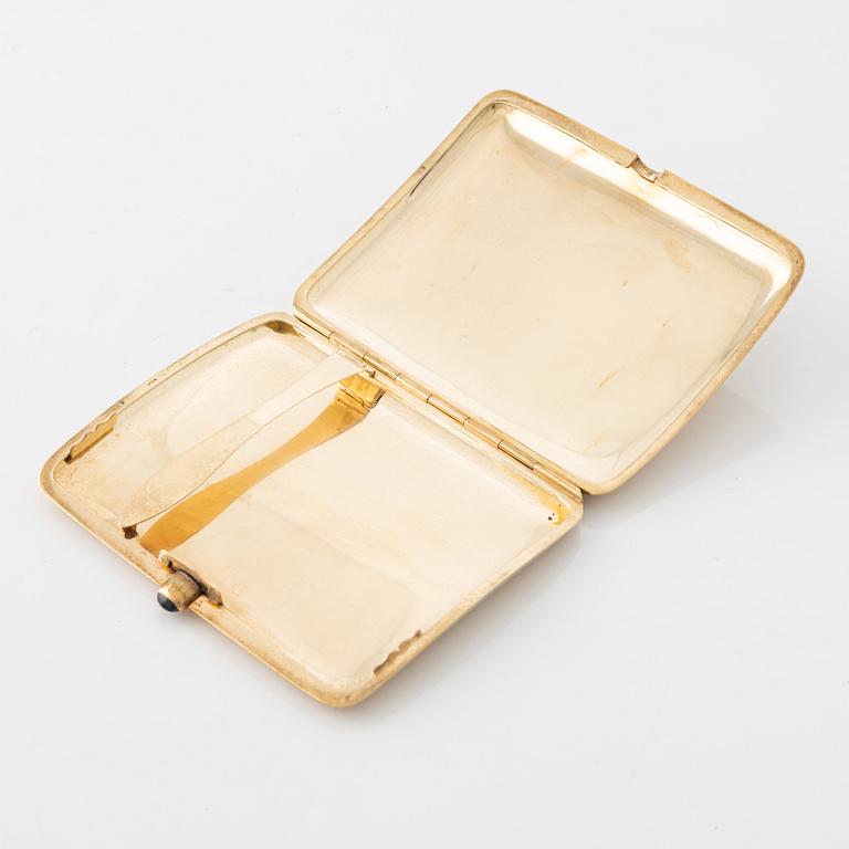 A 14 carat gold cigarette case.