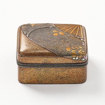 Ask med lock, lack, s.k. Kobako. Japan, Edoperioden (1666-1868).