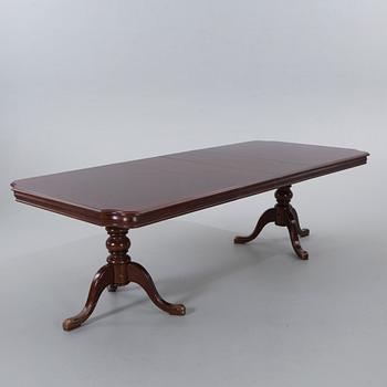 A SET OF 7 ROKOKO-STYLE DINING CHAIRS AND A TABLE, 20th century.