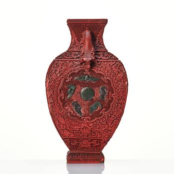 A red Chinese lacquer vase, Qing dynasty, 19th Century.