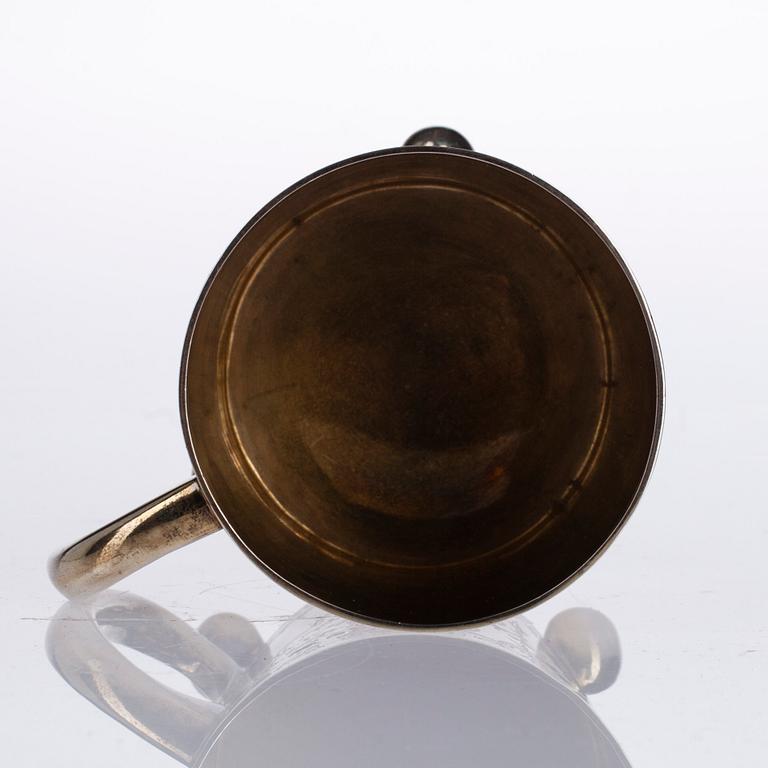MUGG i ETUI, silver, London 1876. Vikt 168,7 g.