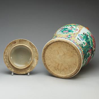 A large famille rose jar with cover, Qing dynasty, 19th Century.