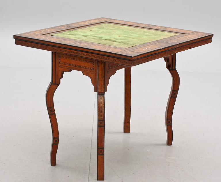 SPELBORD, orientalisk stil, omkr 1900.