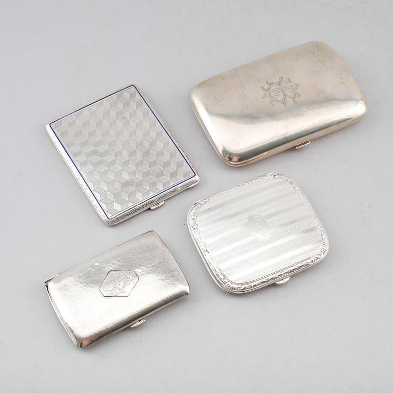 CIGARR- OCH CIGARETTETUIER, 4 st, silver, 1900-tal. Vikt ca 400 gram.