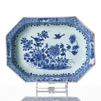 A pair of blue and white dishes Qianlong 1736-95.