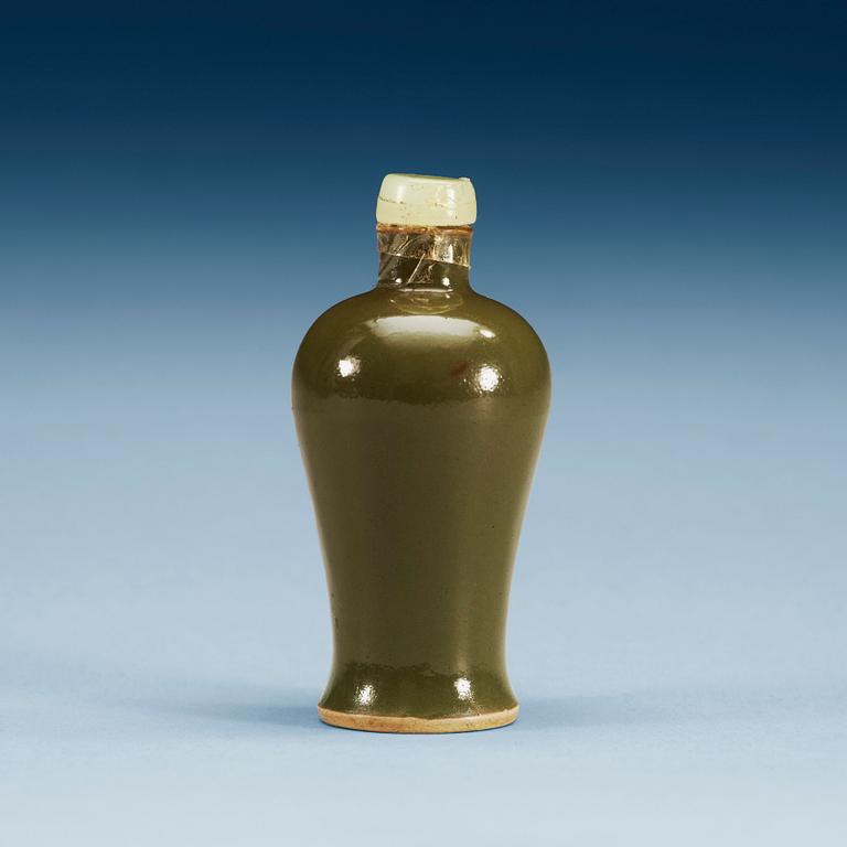 A teadust green glazed snuff bottle, presumably late Qing dynasty.