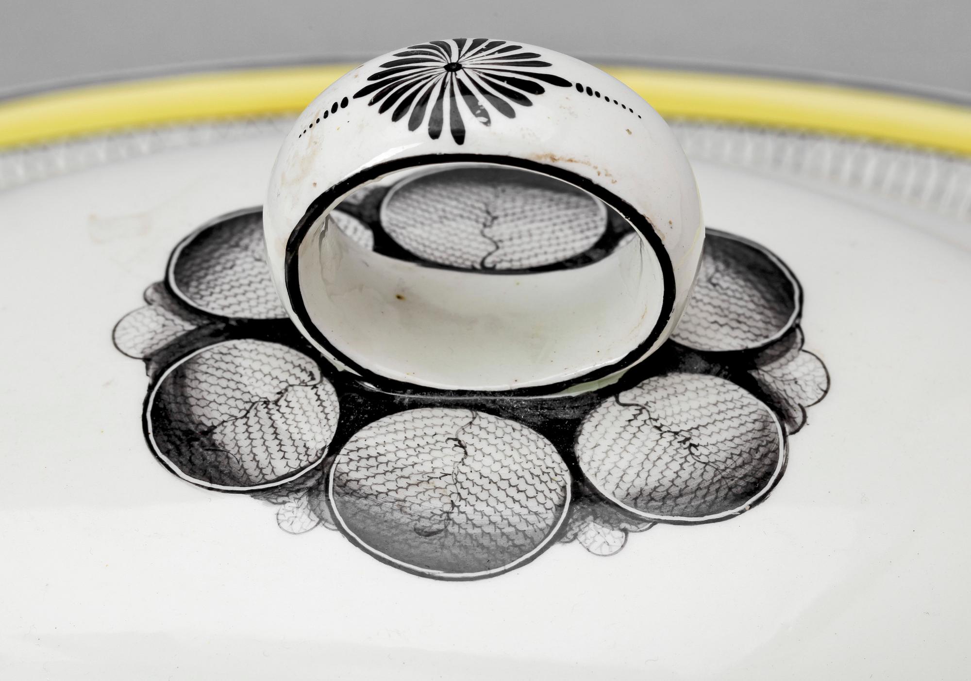 MATSERVISDELAR, fajans, 16 delar, 1800-tal.