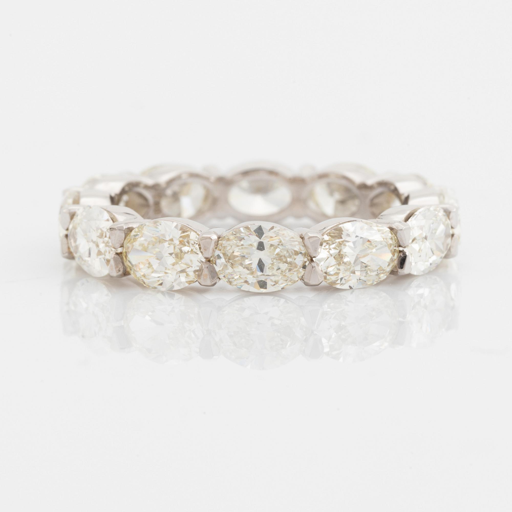 Oval cut diamond ring.