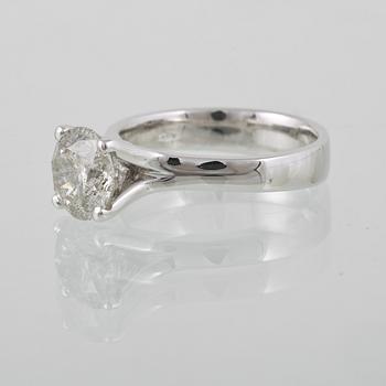 RING, 18K vitguld med briljantslipad diamant ca 2.20 ct. Vikt 6,2 gram.
