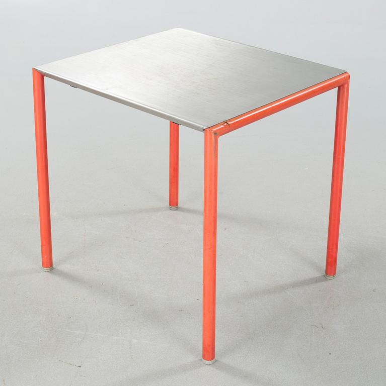 A "Café" table, by Pelikan design (Niels Gammelgaard & Lars Mathiesen) for Fritz Hansen, 1990.