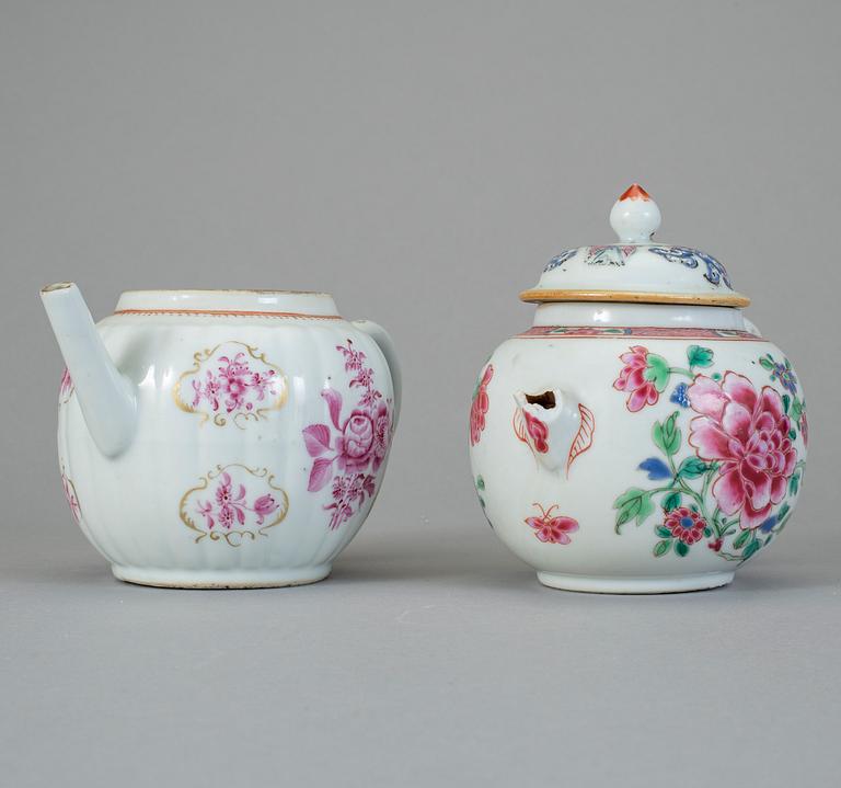 TEKANNOR, 2 st, porslin, Qingdynastin, Qianlong (1736-95).