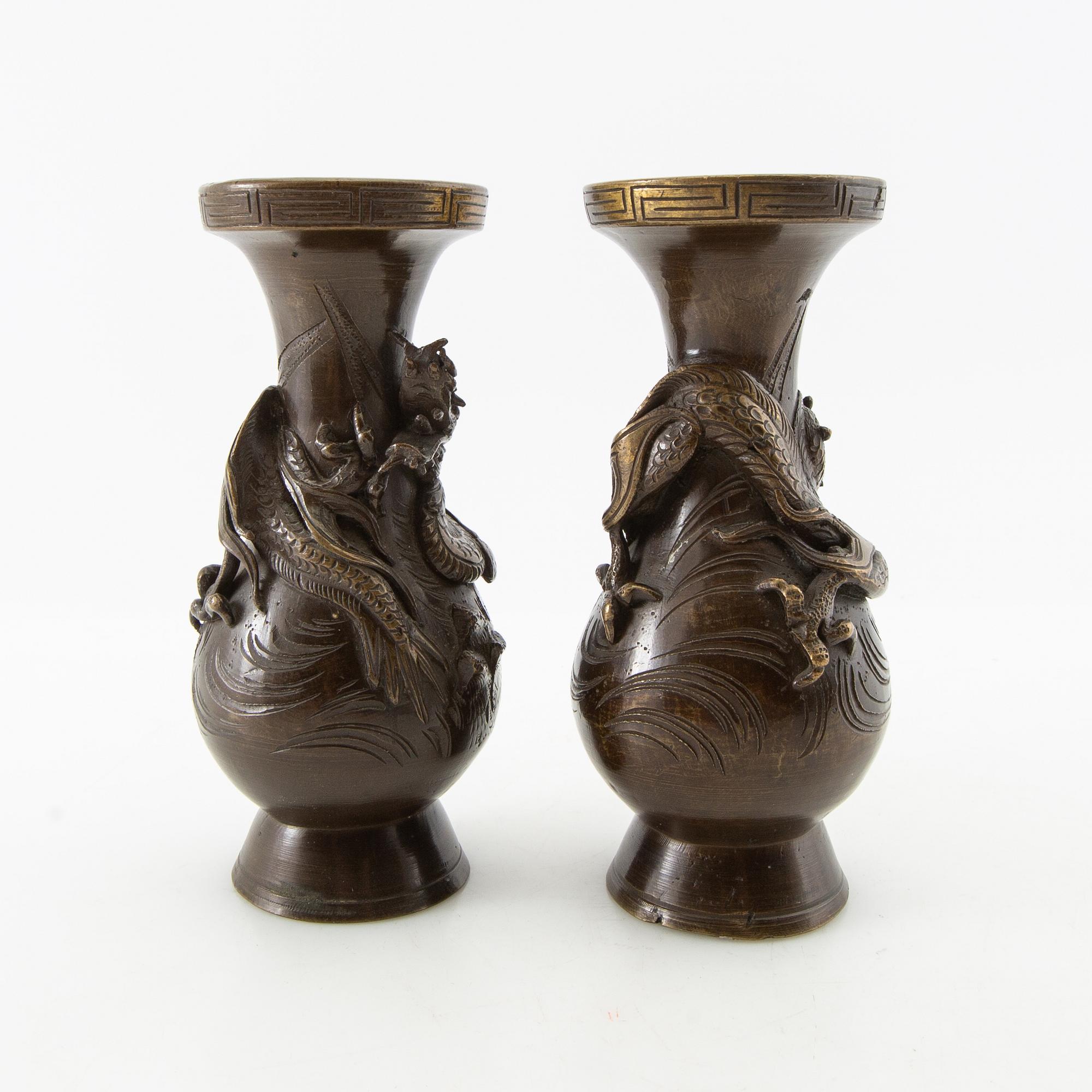 Vaser ett par Japan sent 1800-tal brons.