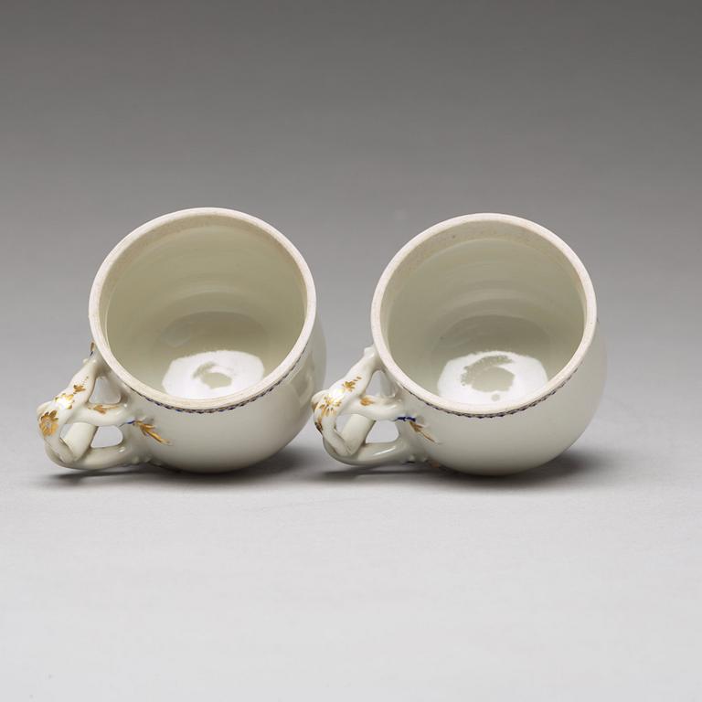 KOPPAR med LOCK, ett par, vapenporslin. Qingdynastin, Jiaqing (1796-1820).