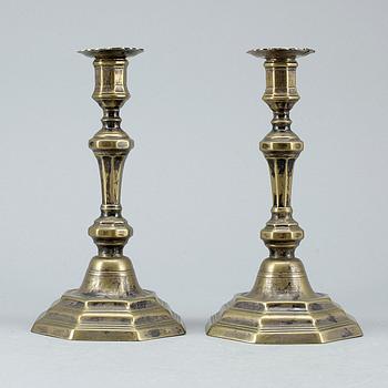 LJUSSTAKAR, ett par, mässing. Bär franska stämplar, 1700/1800-tal.