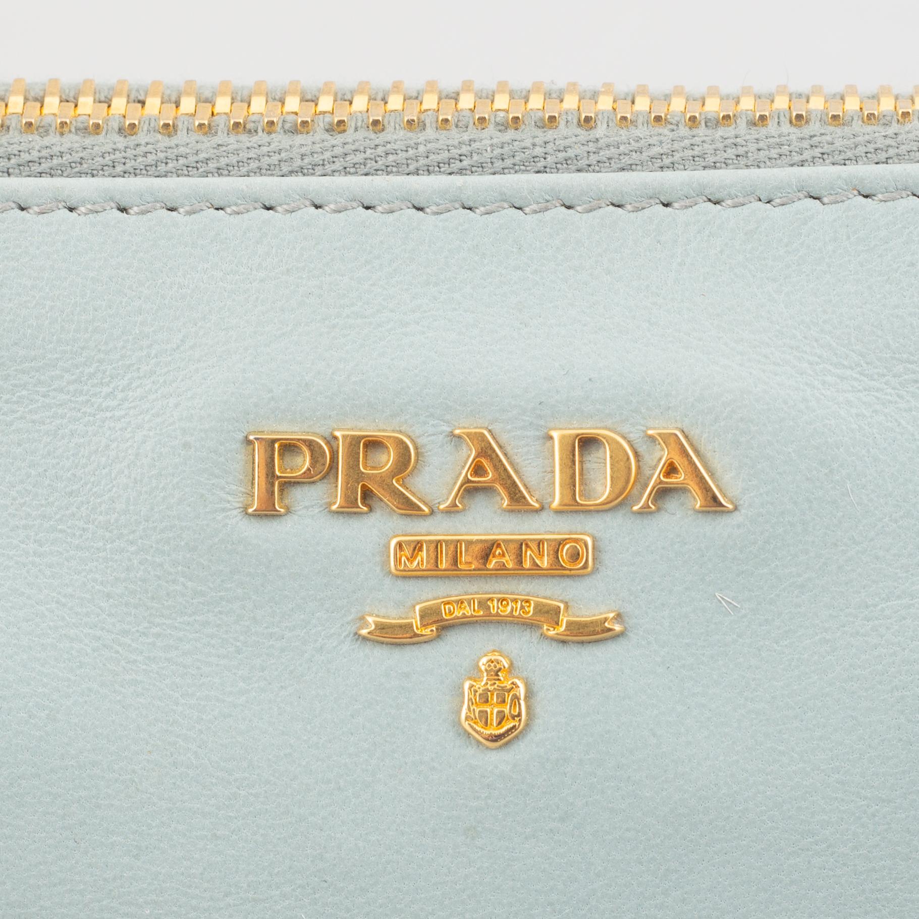 Prada, bag/clutch.