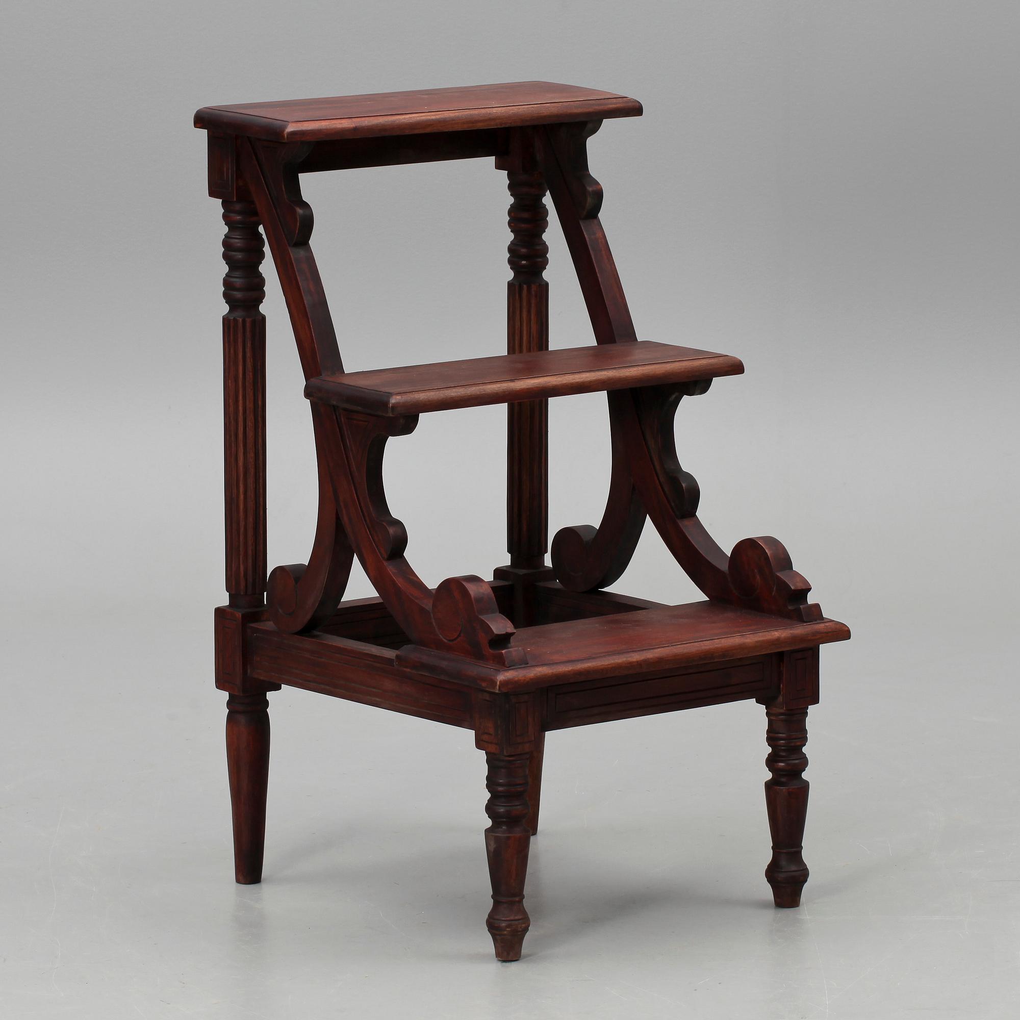 BIBLIOTEKSTEGE, Victoriansk stil. 1900-tal.