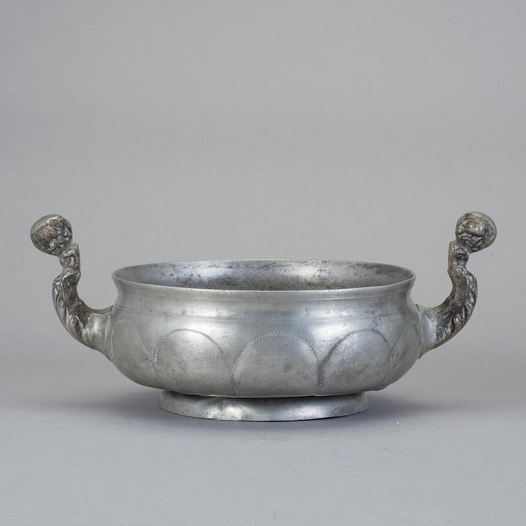 KALLSKÅL, tenn, Sverige, 1766. Otydlig mästar- och stadsstämpel.