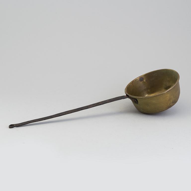 AN 18TH CENTURY BRASS CAULDRON.