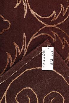 Matta, Orientalisk, silkesinslag, ca. 363 x 275 cm.