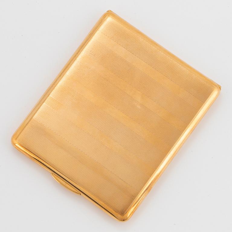 An 18K gold cigarette case.