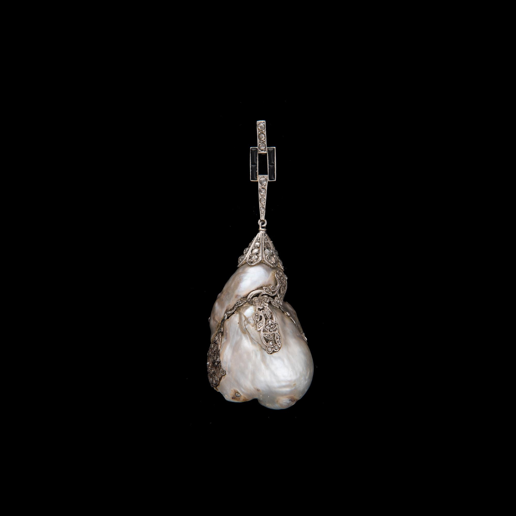 HÄNGE, barockpärla, platina och guld, rosenslipade diamanter, emalj. Vikt ca. 26,2 g.